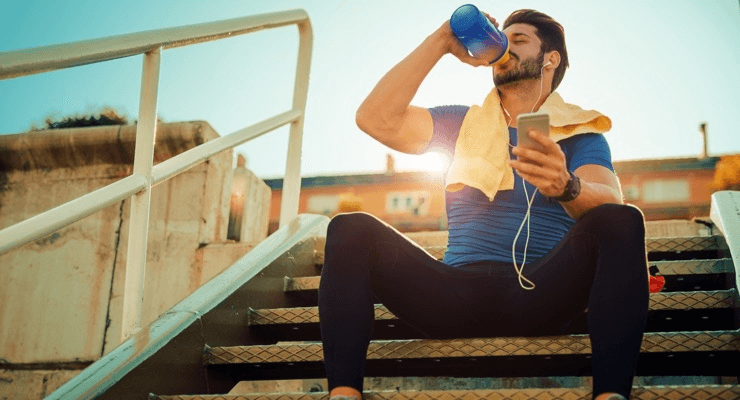 Photo d'un homme qui boit pour montrer l'effet du Shilajit sur la récupération en musculation et en sport. Le shilajit bio lui a donné beaucoup plus d'énergie 