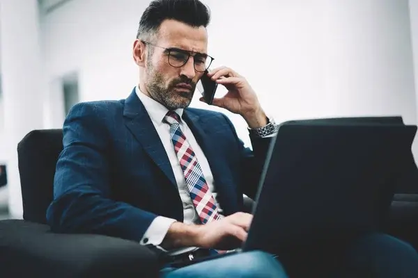 photo d'un homme très productif, il consomme du kava en poudre et gélules de capsules pour améliorer sa cognition et ses performance mentales. Le kava est un nootropique qui diminue et améliore le temps de réaction, ce complément alimentaire est puissant et diminue le stress et l'anxiété