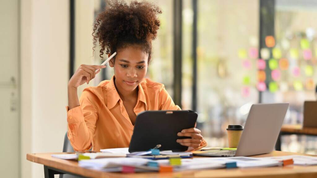 femme qui a ses fonctions cognitives améliorées grâce à la berbérine