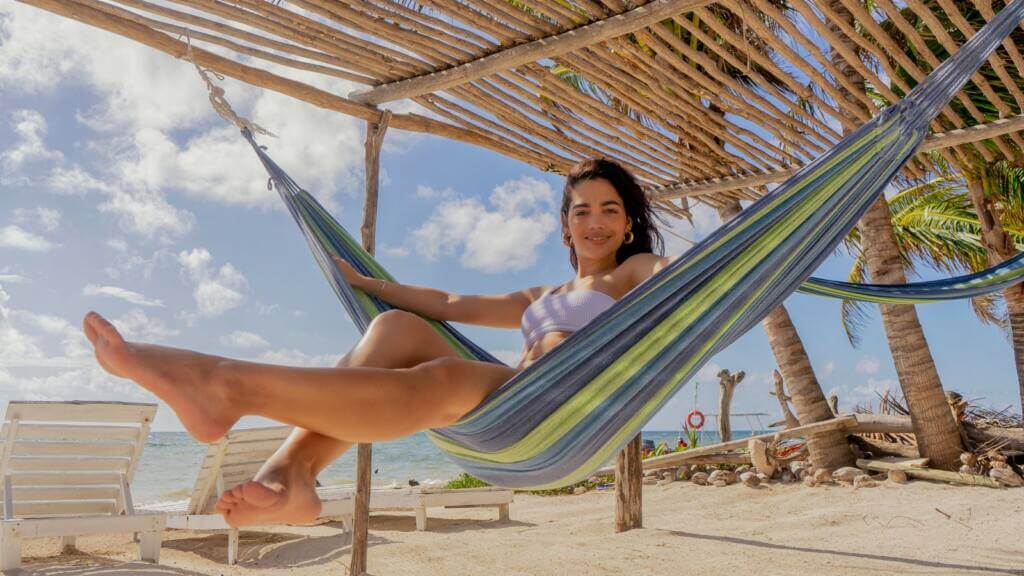 les nombreux bienfaits de la lactase, on voit une femme sur un transat qui se sent mieux et peu revivre comme avant grâce au complément alimentaire