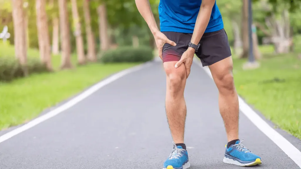 Le chaga permet de calmer les inflammations grâce à sa vertue anti-inflamatoire, on voit une personne qui s'est blessée.