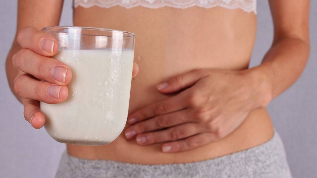 Le lactase améliore la digestion du lactose on voit un femme qui se plaind de douleu au ventre, elle prend maintenant le complément