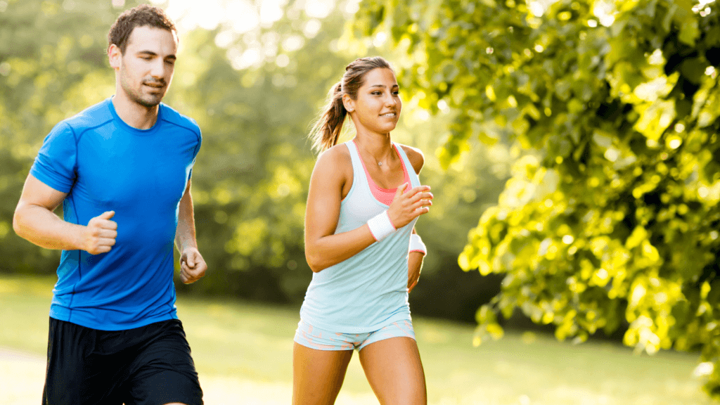 l'alfalfa et la santé cardiovasculaire, deux personnes qui courent en pleine forme grâce à ce complément alimentaire