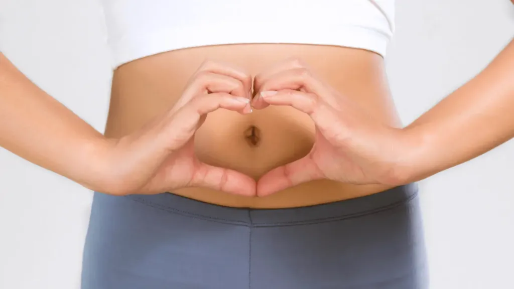 Le chaga améliore la digestion, on voit une personne qui se sent bien et heureuse de bien digérer à présent