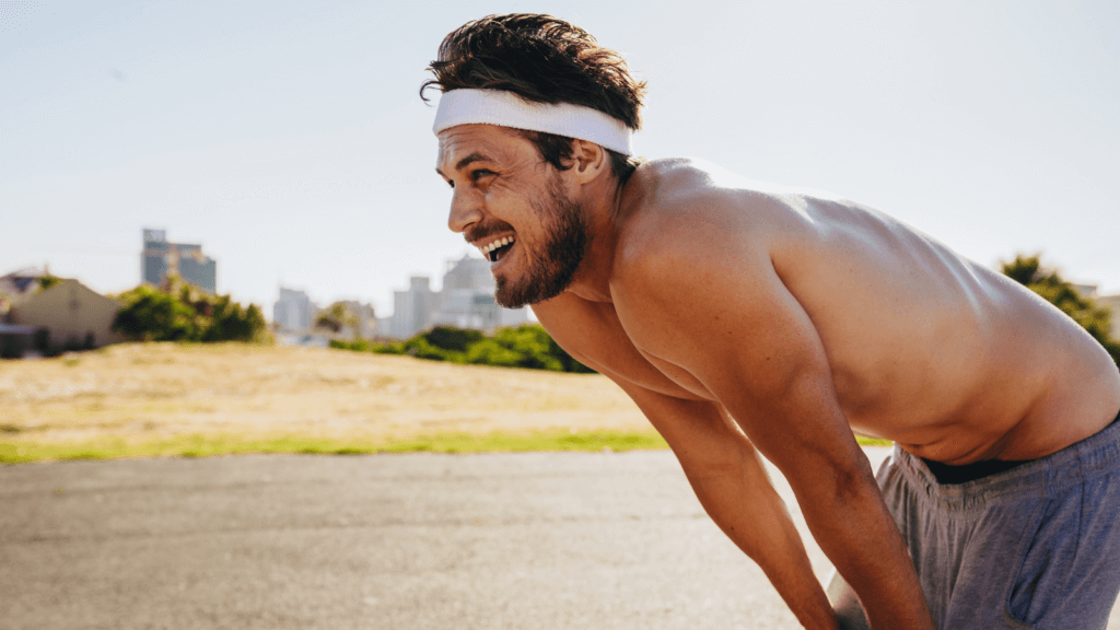 la phycocyanine et ses bienfaits, on voit un homme augmenter sa force physique grâce à ce complément alimentaire