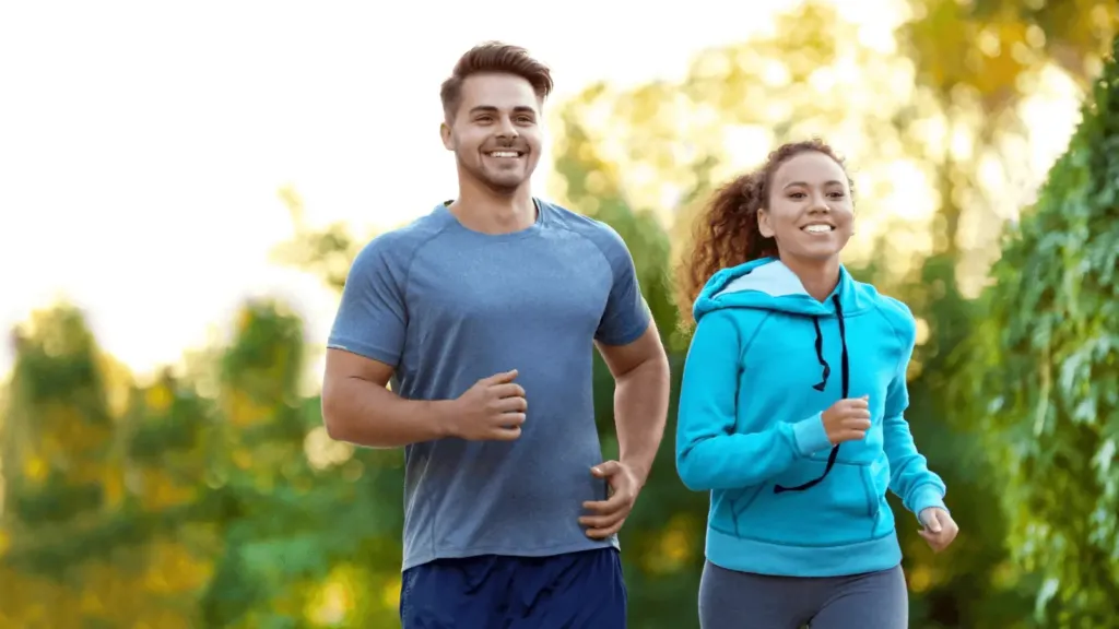 Centella asiatica va permettre d'améliorer la circulation du sang, deux personnes courent et se sentent bien.